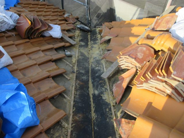 明石市での瓦の撤去作業